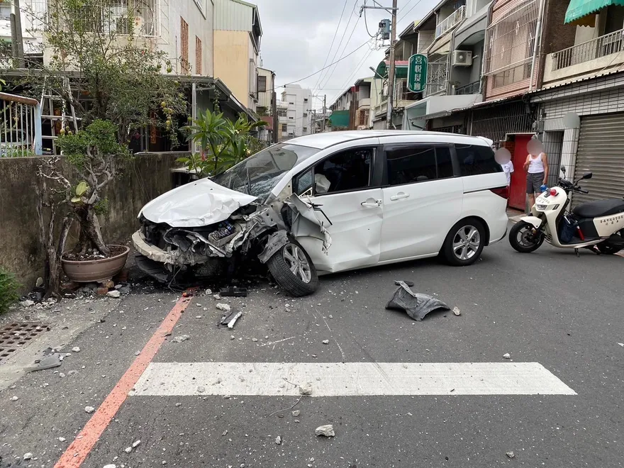 酒駕撞爆電線桿！男大生遭法辦　車頭全毀畫面曝