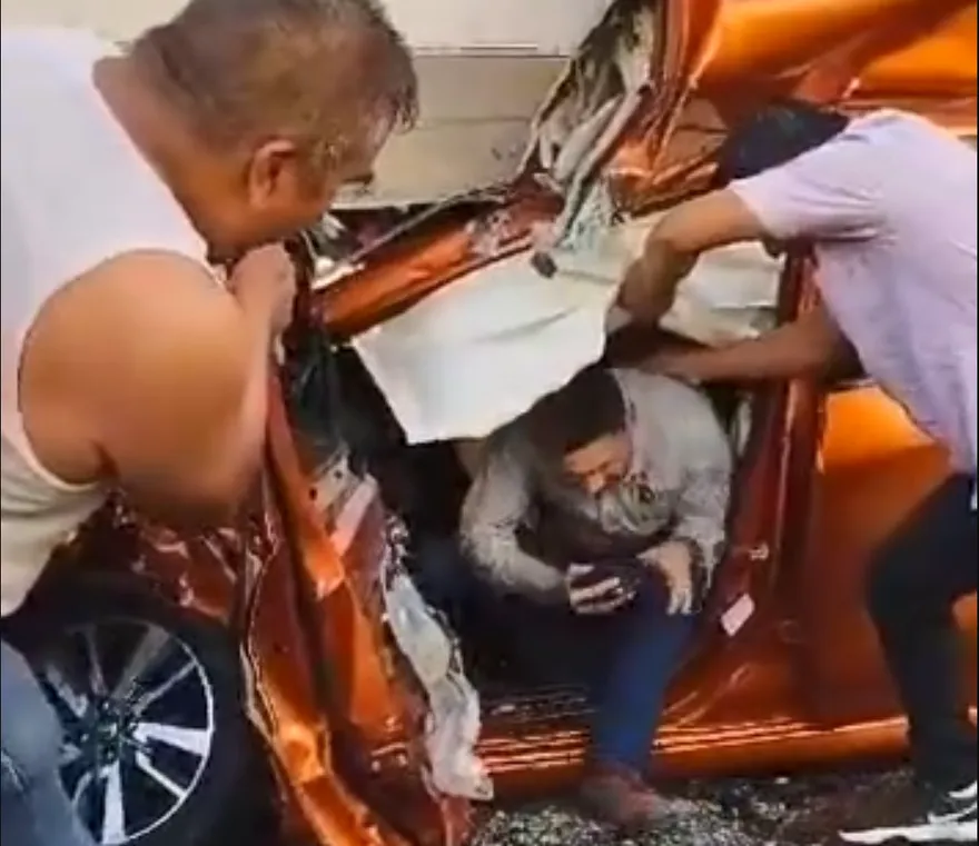 影/真命大！小客車慘被大車壓扁　駕駛竟毫髮無傷走出來