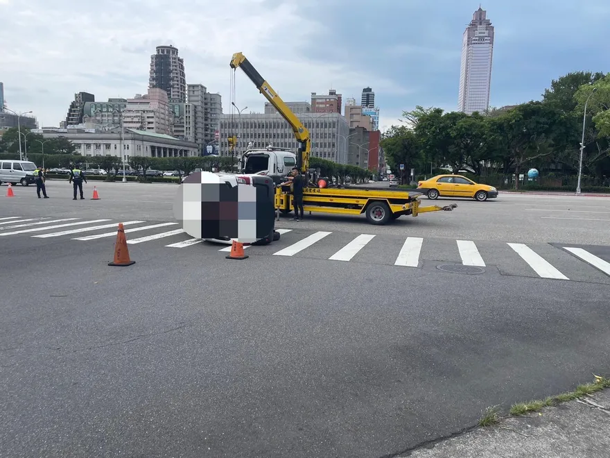 快訊/總統府前出車禍！　客貨車違規駕駛釀2傷