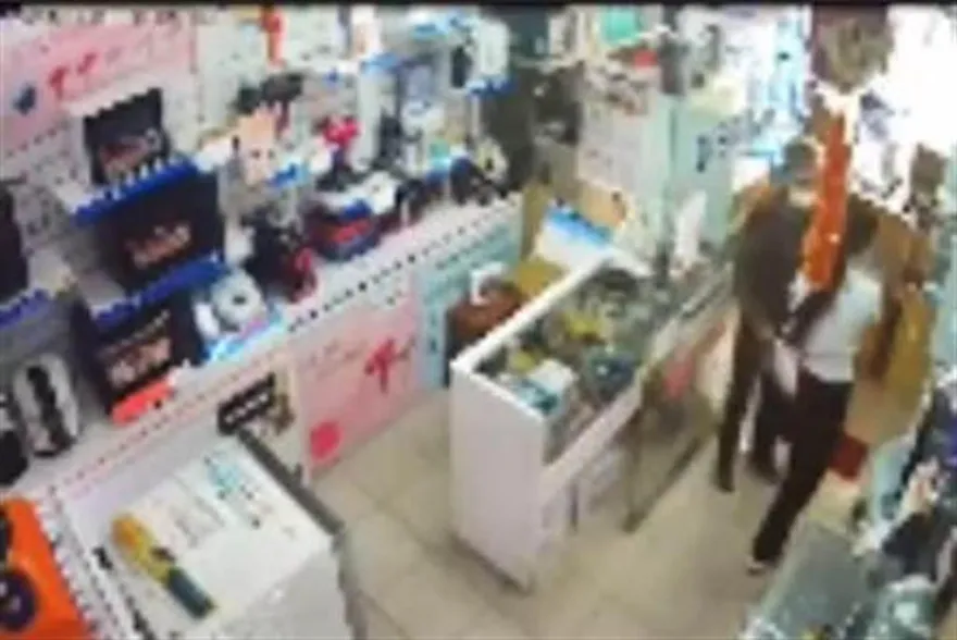 「有沒有賣人?」色翁拍屁屁調戲人妻店員　她拿影片怒告竟不起訴