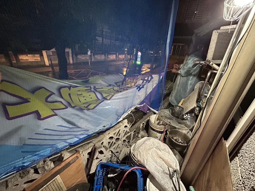 鋒面大雨襲新北　土城磚塊掉落　五股機車道淹水