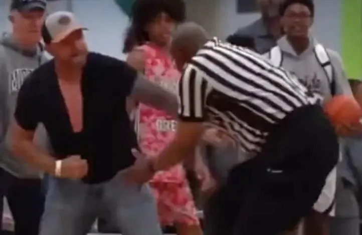 影/不滿判決就教訓裁判？國中球賽爆衝突　家長揮拳毆人「倒地激戰」影片曝