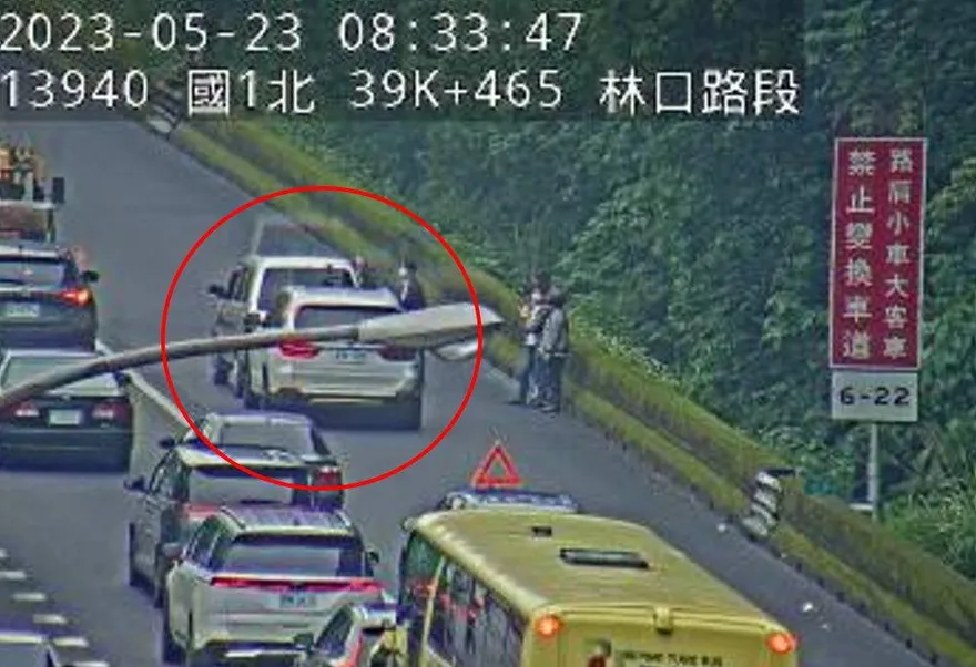 快訊/國道1號南向39.7K林口段驚傳2車追撞　上班尖峰車流回堵嚴重