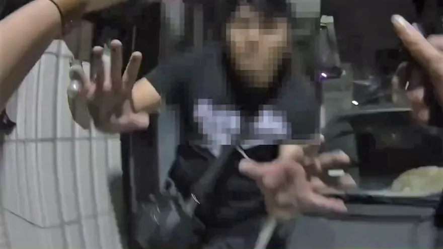 影/猛撲片！醉漢騎車衝給女阿sir追　暗巷棄車狂奔竟伸「鷹爪」回擊