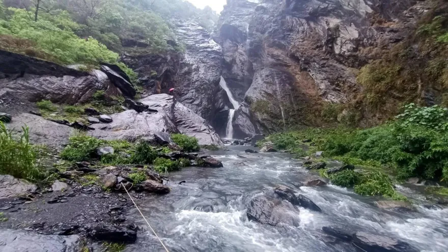 快訊/尋獲飛龍瀑布最後失蹤者！　遺體卡「60米瀑布」搜救人員接近中