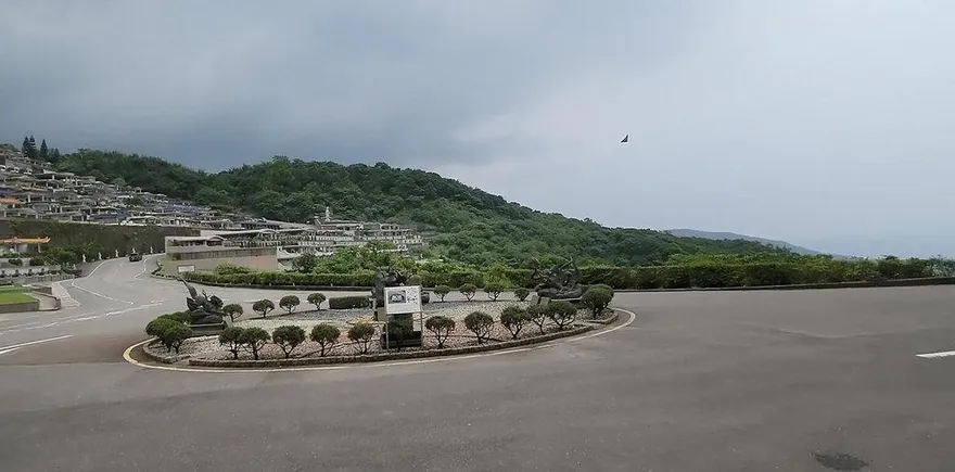 展雲吸金百億卻欠稅百萬　萬坪殯葬用地遭查封