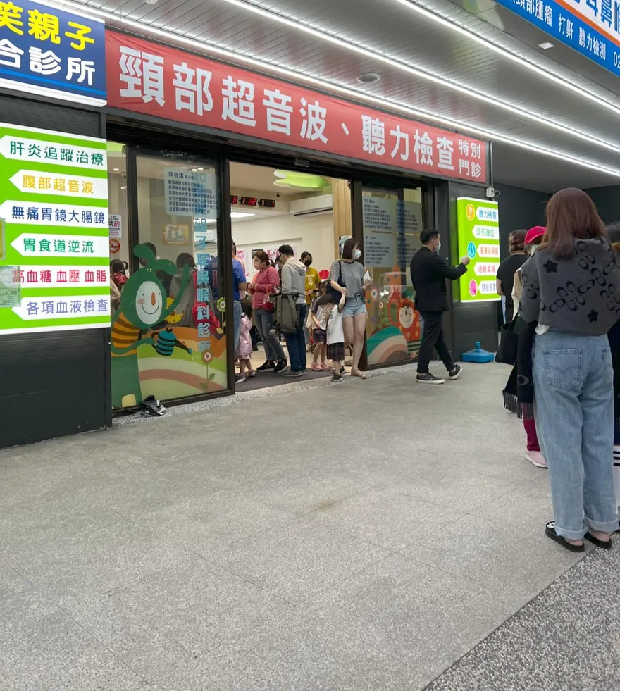 新冠大反擊！病患人數一路攀升　醫曝診所現況「排隊看不到盡頭」