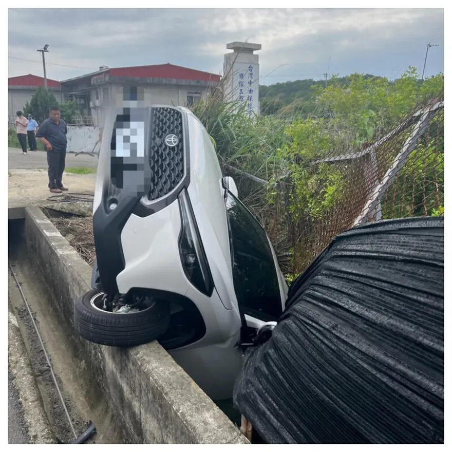 疑大貨車未注意路況　小客車被撞飛卡溝渠