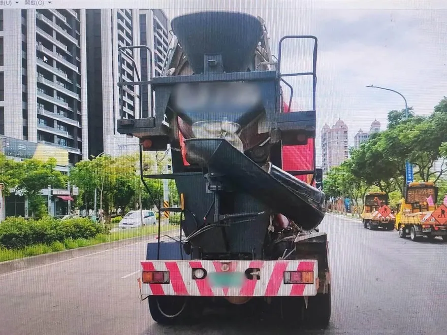 影/千萬不要與大車併行！預拌車視線死角驚悚擦撞機車　女騎士險遭捲輪下