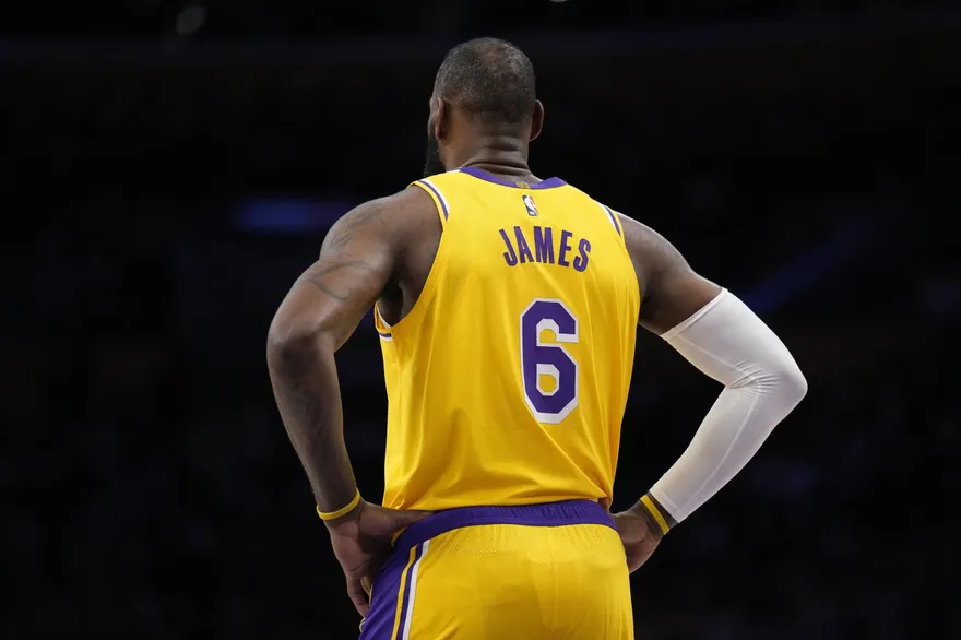 生涯第20季倒在西決！驚曝詹皇考慮「退休」　名記解讀：只是施壓補強伎倆