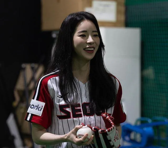 不拿電棒改拿棒球！《黑暗榮耀》女星化身仙女投手　轉身開球燦笑全放送