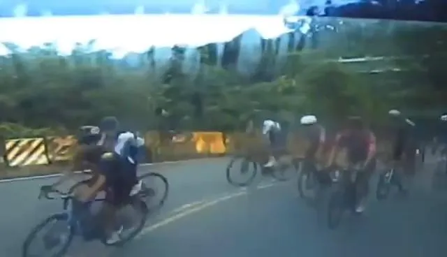 影/30輛自行車隊彎道「集體逆向」險遭「打保齡球」　主辦單位道歉