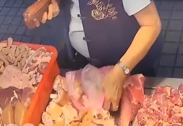 真是南無阿嬤豬腳！汐止這老婦43秒佛系手勢「摳」走4塊豬腳　老闆怒報警