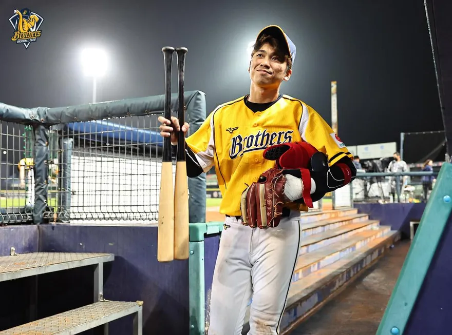 影/辛苦了！中職兄弟味全跨夜大戰史上最晚　打到半夜1時才結束