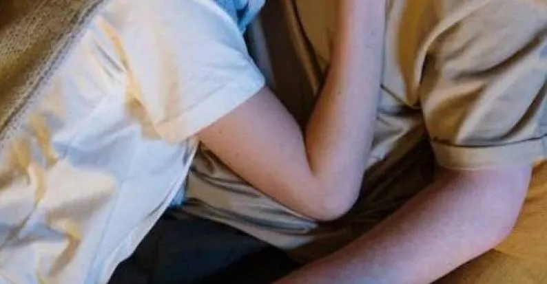 三重打擊！她替父親辦喪事到一半驚見老公偷吃壞壞照　尪傳狠訊「出席喪禮只是去看熱鬧」