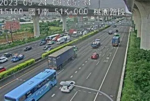 快訊/國1北向50k事故！大貨車車斗翻覆　下秒混凝土噴滿地…回堵5km塞爆