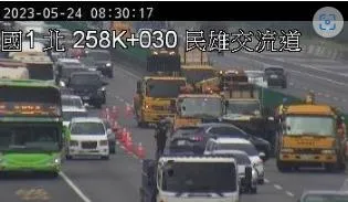 快訊/2轎車碰撞「佔2車道」嚴重圍堵　國1民雄戰備道北上交通打結中