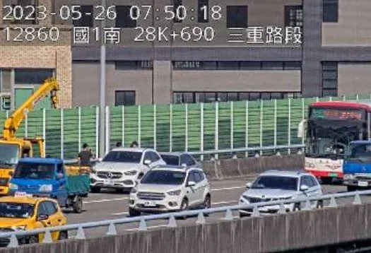 快訊/上班族哀號！國1高架北上三重段車禍　轎車追撞賓士休旅　回堵1公里