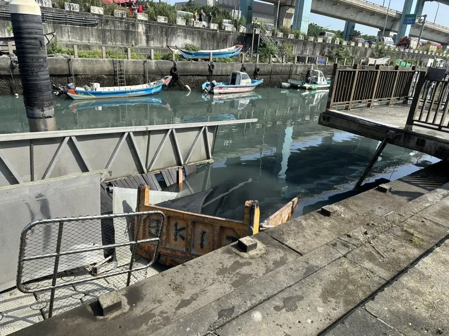 快訊/新北砂石車衝進台北港護城河　駕駛命危送醫