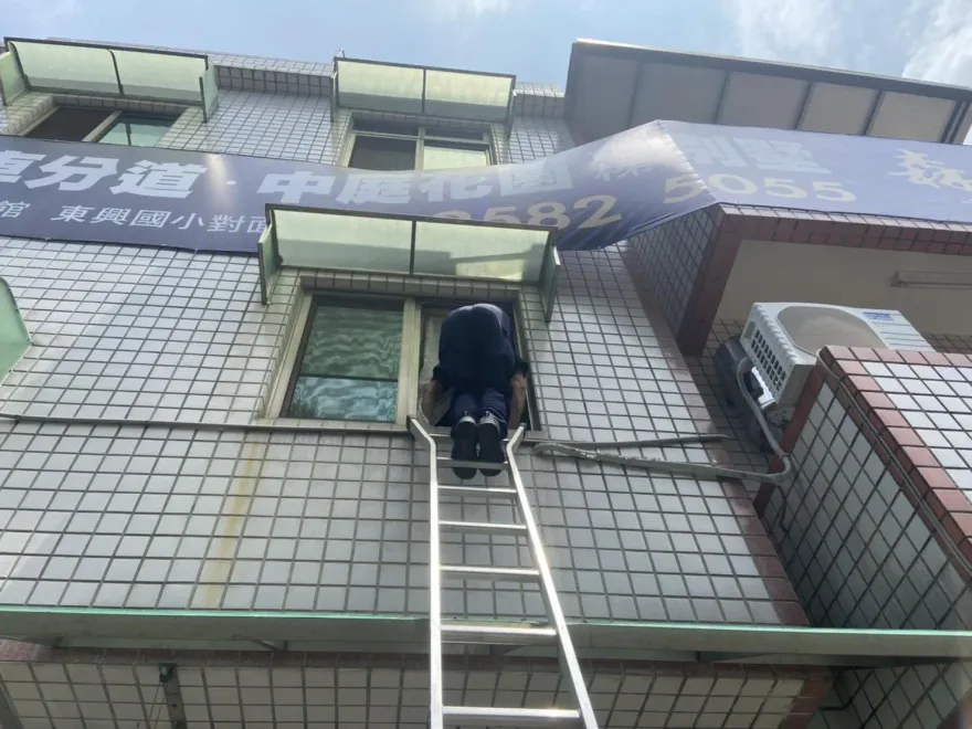 影/台中3歲女反鎖家中！暖警爬窗救援：民眾小事就是警察大事