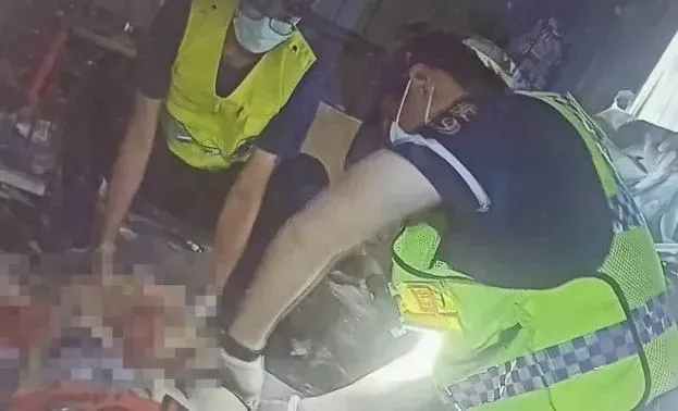 影/工人操作釘槍「氣瓶」突然爆炸！雙腿慘被炸成碎肉塊