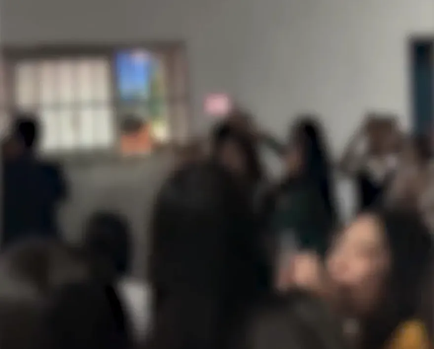 影/「超帥體育生」換衣吸引200名女學生圍觀　網傻眼：性別對調結果就不一樣了