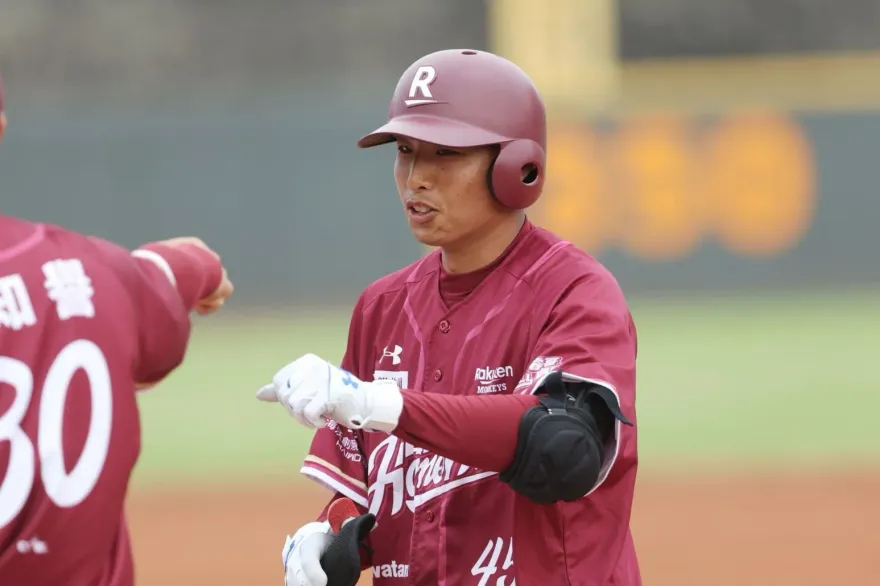 影/馮健庭超美技守備　飛撲攔截坐地長傳封殺　網驚呆：可上大聯盟官網