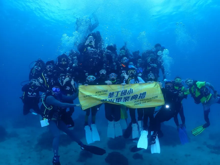 影/海底夢幻畢業典禮！墾丁國小16人「潛水領證書」　絕美畫面曝光