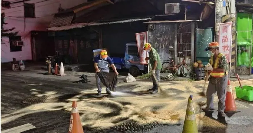 高雄某鹹酥雞店油桶破裂釀禍　馬路慘變「油道」