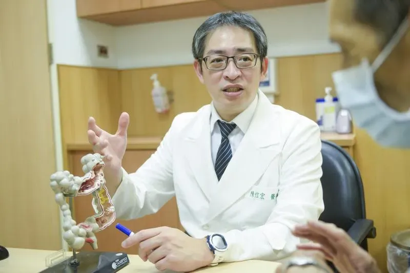 7旬翁反覆腹痛一年　檢查發現「大腸憩室炎」8公分巨大潰瘍囊腫