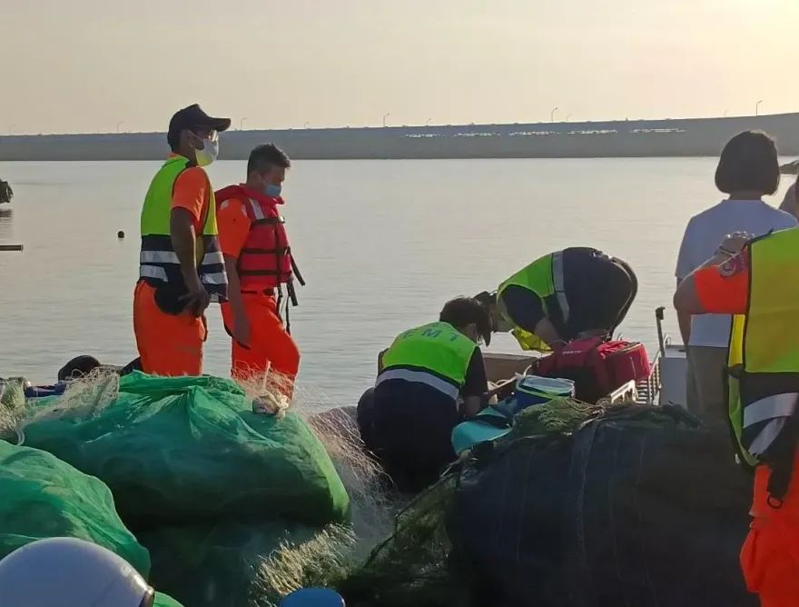 新北夫妻出海捕魚失蹤！船遭大浪打翻…漂流12小時獲救