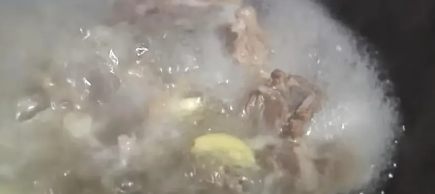 人肉羊肉爐3/狠老闆將分屍碎塊煮羊肉爐　饕客吃下肚慘成「滅證」幫兇