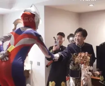 影/懂尪的最愛！新娘結婚不穿白紗變身「鹹蛋超人」　新郎迎親一看傻眼又感動