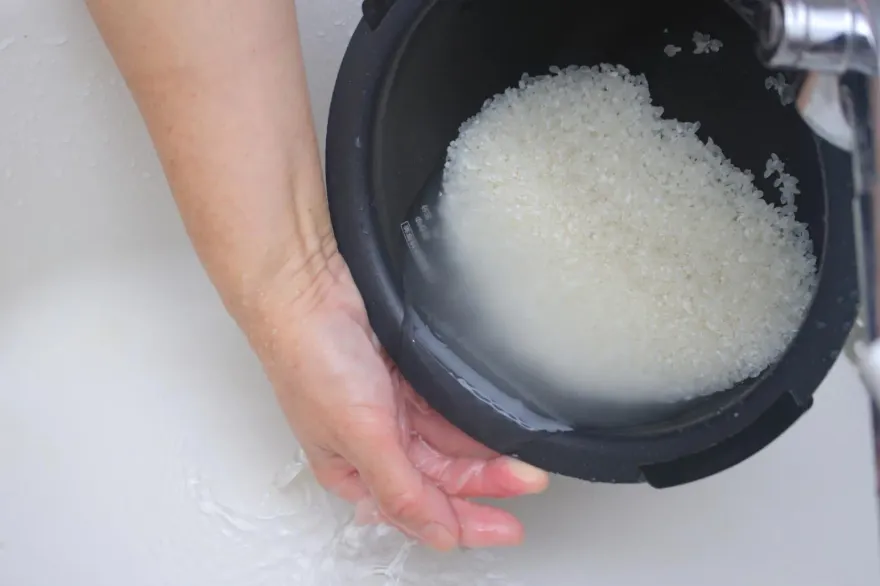 日本人用「洗米水」護髮風潮真的有效？洗這物造成反效果