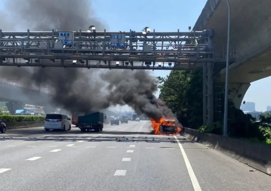 快訊/國1北上桃園段火燒車　74歲駕駛急靠路肩棄車逃生