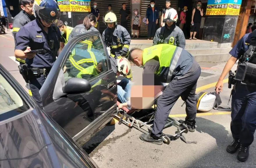 影/破窗救援片！新莊男突將車停路中央陷昏迷　警消救出後短暫清醒又再度昏厥