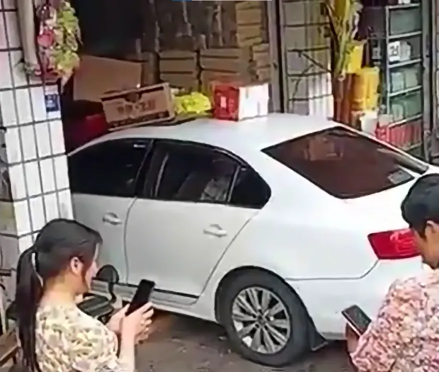 影/轎車失控衝進禮儀用品社撞毀「16個骨灰盒」　網笑：幸好裡面沒裝東西