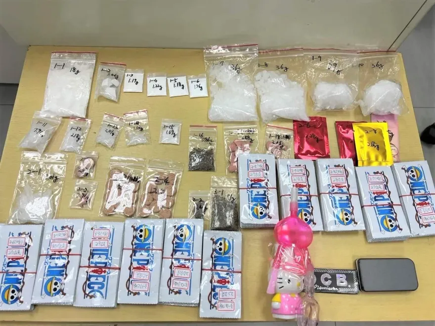 影/賣萌？槍毒通緝犯躲竹市motel被逮　毒品堆赫見「無嘴貓」吸食器