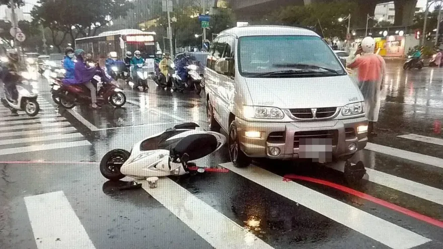 影/潭子死亡車禍！直行女騎士慘遭右轉車狠撞又輾過　搶救3天不治身亡