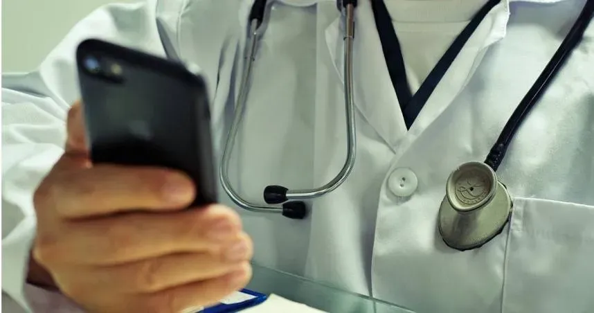 護理師上班開直播賺斗內　北市衛生局說重話…最重可處停業