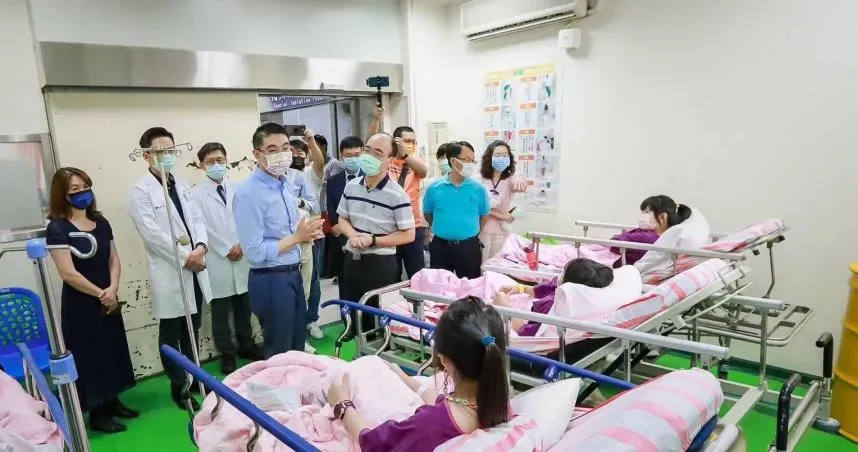 武崙國小學童飲用牛奶不適送醫　謝國樑親探視下令嚴查