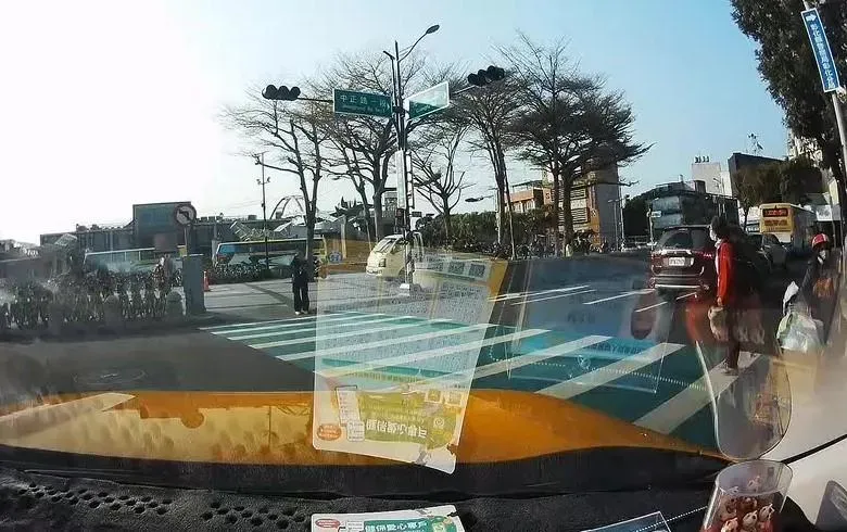 影/計程車禮讓路人遭客運追撞！司機要求營業損失　對方竟說維修費打折