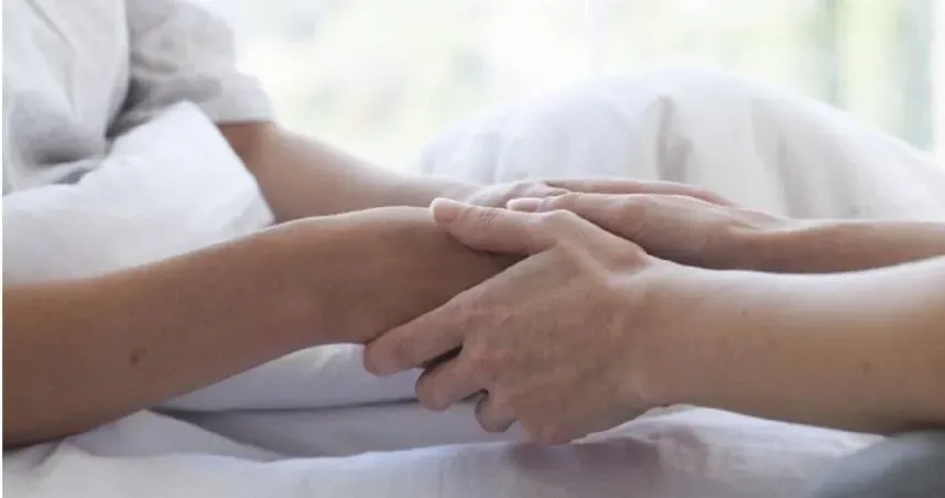 10歲照顧媽媽…日男長照20年　「為3支菸」斷理智線　母被狂揍7天慘死