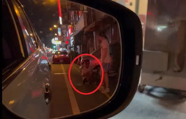 影/街頭行乞手走路！善心國中妹給包子、500元　他抽走紙鈔下秒站起來了