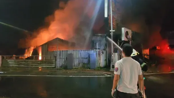 高雄百坪鐵皮屋深夜燃燒！鄰近台88「高處見火光」花1hr才撲滅　商家損失慘重