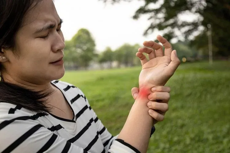 扣不到內衣是警訊！「1疾病」常被誤認媽媽手、肌腱發炎 不腫、不痛不等於好了