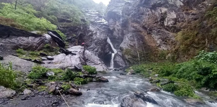 快訊/回家了！「飛龍瀑布」最後罹難者卡瀑布下60m　今成功吊掛下山