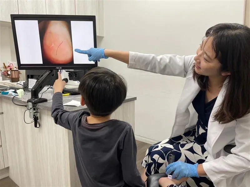 高清無碼照曝！爺幫愛孫理髮「1根頭髮」刺入腳底　金孫痛到哇哇叫