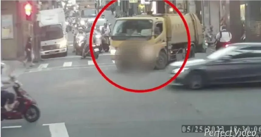 行人差點被收割！垃圾車逆行＋闖紅燈違規右轉　瘋狂駕駛下場曝光