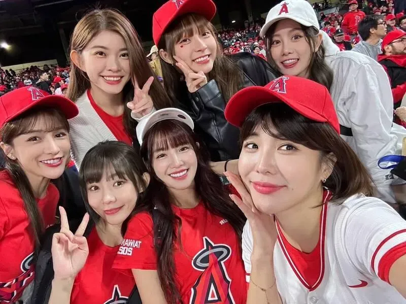 暢遊環球影城！樂天女孩今抵奧克蘭彩排　明為運動家開球